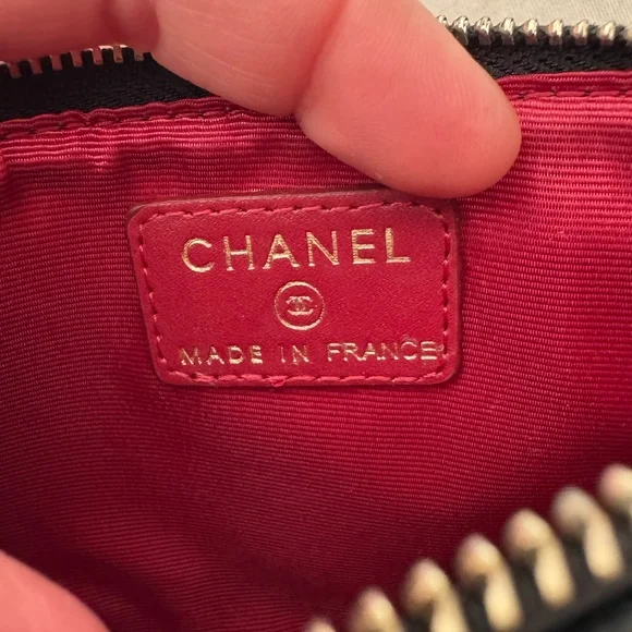 CHANEL Red Quilted Interior Zip Card Case with Gold Logo - Picture 3 of 4